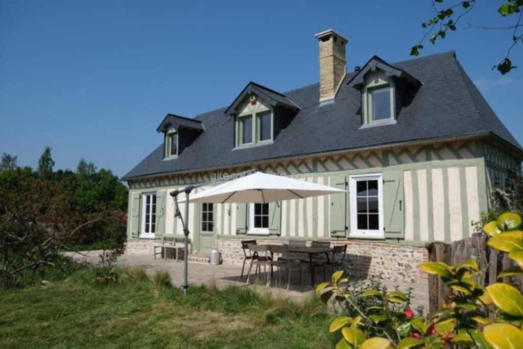 Photo de Chaleureuse ferme restaurée avec piscine